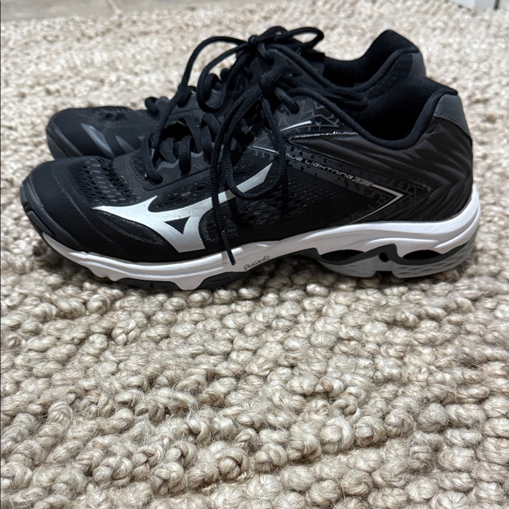 Mizuno Black and White Volleyball shoes. Size 10.5 in women’s